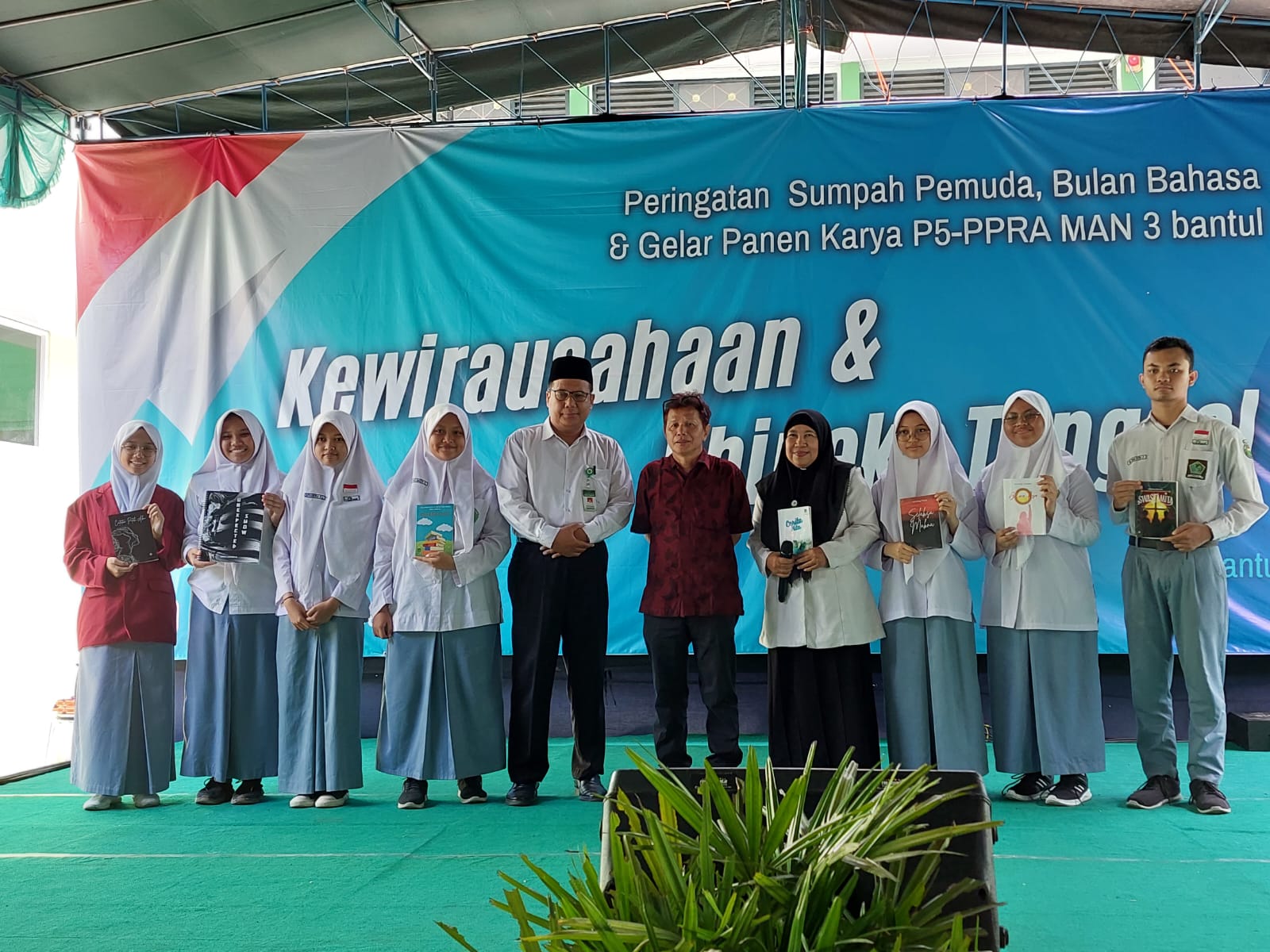 aunching 11 buku kaya siswa dan guru MAN 3 Bantl oleh Prof Ida Fajar Priyanto, bersamaan dengan gelar panen karya dan peringatan Smpah Pemuda, Oktober 2023 di mMAN 3 Bantul. Perpustakaan Ulil Albab berkarya nyata tanpa jeda.