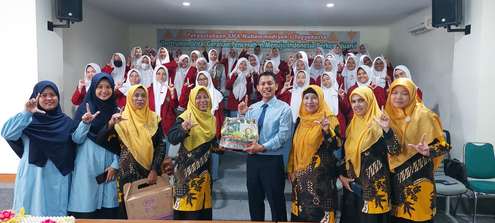Kunjungan study tiru, perpustakaan Ulil Albab MAN 3 Bantul bersama tim Book Lover Club dan Tim Jurnalistik ke perpustakaan SMA Muhammadiyah 1 Yogyakarta, Maret 2024